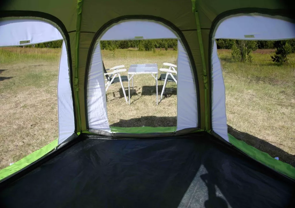Три прозрачные стенки установленные на палатке "ЛОТОС 5 Саммер" (вид изнутри палатки)
