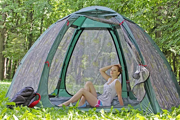 Отдых в парке с палаткой, летний кемпинг